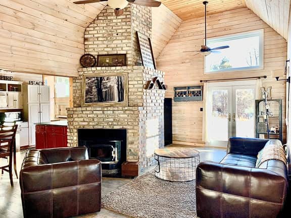 4BR Mountain Farmhouse Hot Tub & Fire Pit