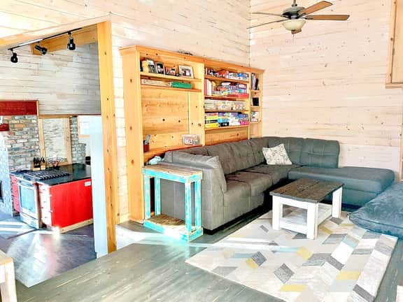 4BR Mountain Farmhouse Hot Tub & Fire Pit