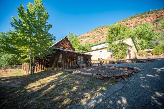 Hot Tub Retreat – Espresso Bar, Games, Fire Pit