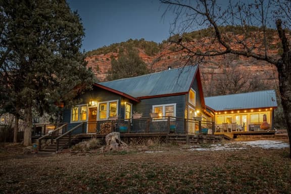 4BR Mountain Farmhouse Hot Tub & Fire Pit